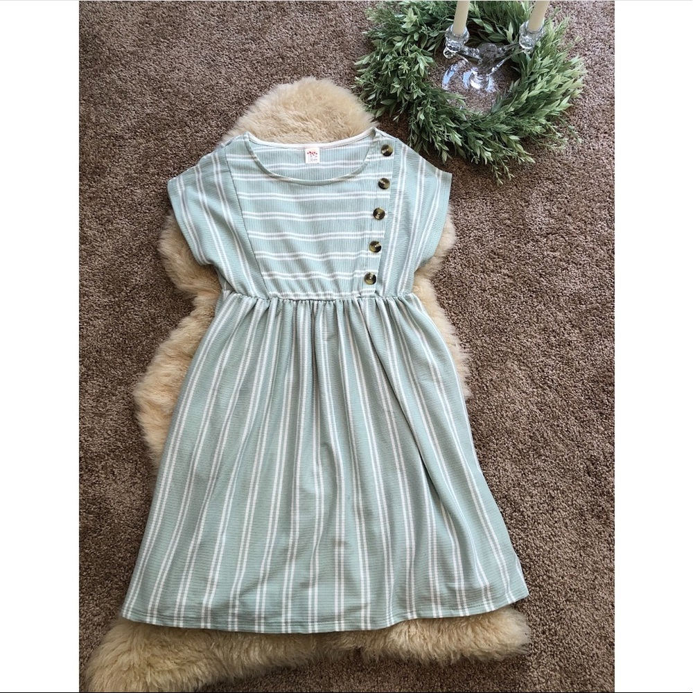 Short sleeve babydoll striped dress with buttons